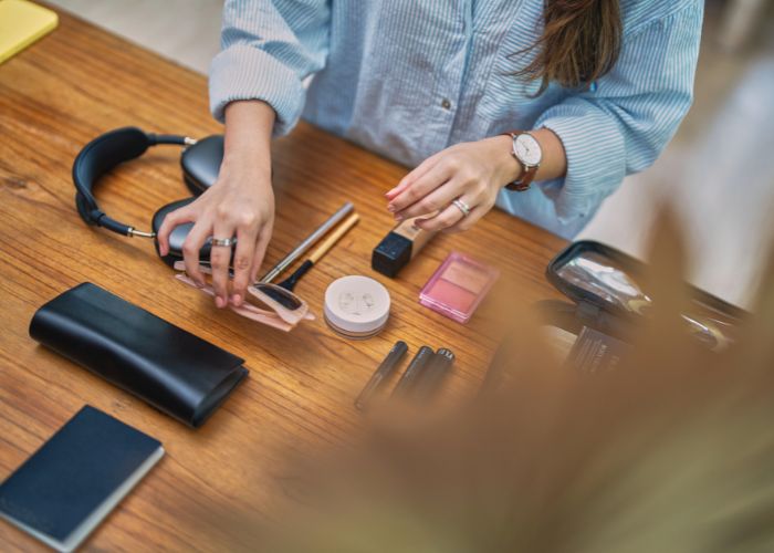 Organising is being intentional about the items you keep and throw away to create a tidy space that helps you thrive? Bring calm to the chaos